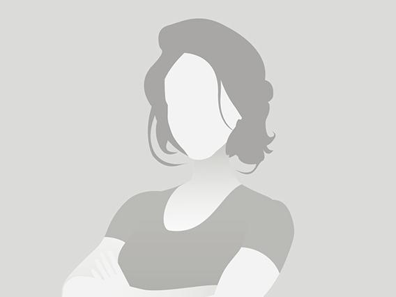 Silhouette einer Person mit verschr&auml;nkten Armen, auf grauem Hintergrund. Details zur Identit&auml;t sind nicht erkennbar.