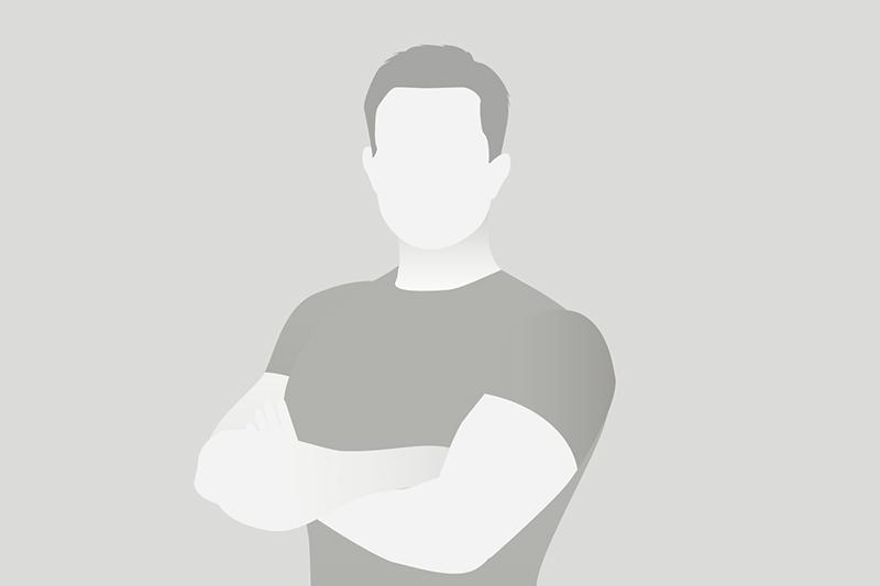 Grafische Darstellung eines Mannes mit verschr&auml;nkten Armen, Gesicht und Details in grauer Silhouette.
