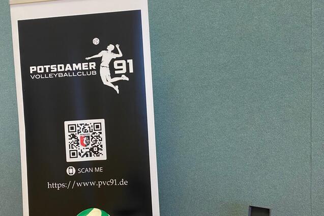 Stand mit Banner des Potsdamer Volleyballclubs, Tisch mit Volleyball, Werbematerialien und einem Maskottchen.