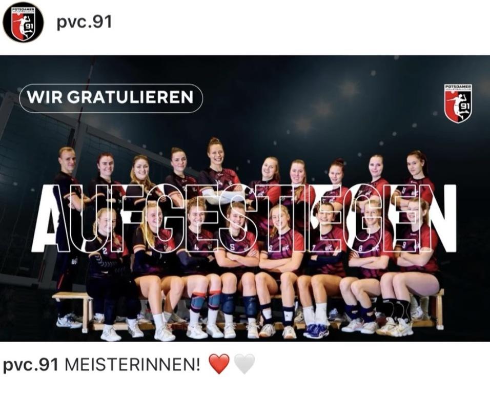 Teamfoto der Frauenmannschaft von PVC 91, mit der Aufschrift „Aufgestiegen“ und Gratulationshinweisen.