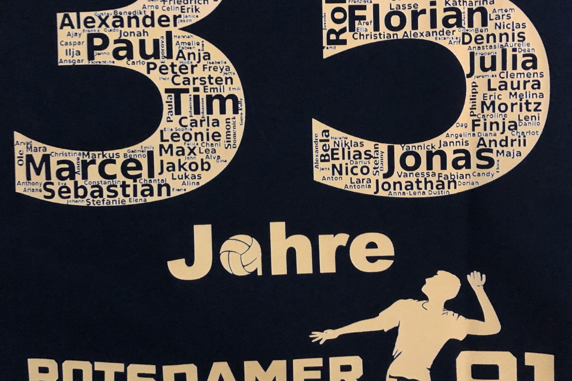 T-Shirt mit Aufdruck „35 Jahre Potsdamer Volleyballclub“ und zahlreichen Namen in großem Schriftzug.