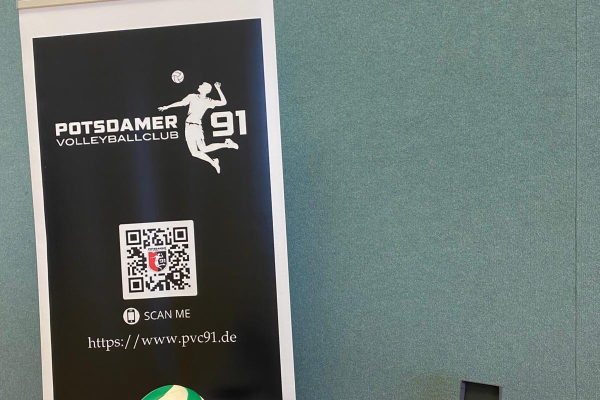 Stand mit Banner des Potsdamer Volleyballclubs, Tisch mit Volleyball, Werbematerialien und einem Maskottchen.