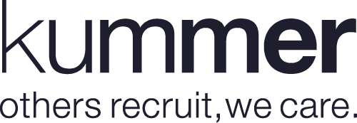 Logo der Firma Kummer mit dem Slogan &bdquo;others recruit, we care&ldquo; in schwarzer Schrift auf hellem Hintergrund.